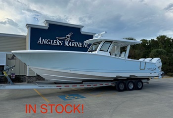 2025 Robalo R360 Ice Blue/White Boat